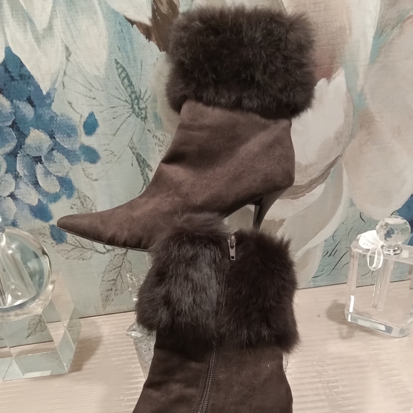 Sz 10 Pre-owned dark brown faux suede ankle booties. - Picture 2 of 5